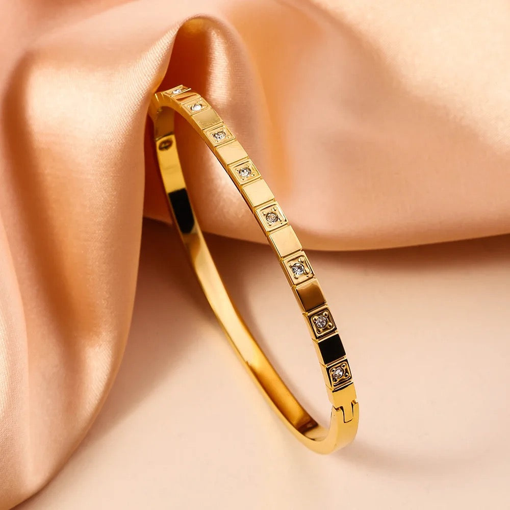 Elegant European-style bracelet with brilliant-cut stones set in a luxurious gold-plated design.